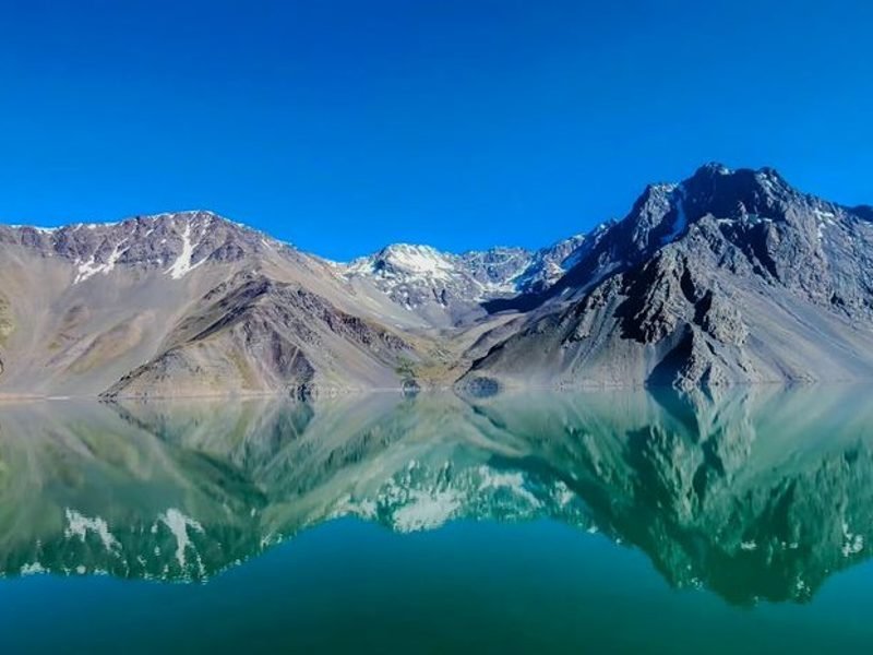 Montañas nevadas de los Andes cerca de Santiago de Chile