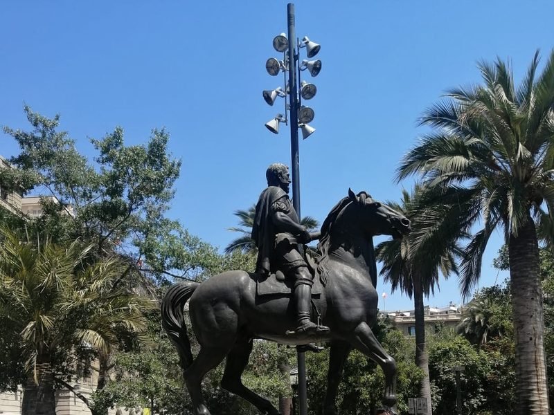 Van de turismo en una calle del centro de Santiago, Chile