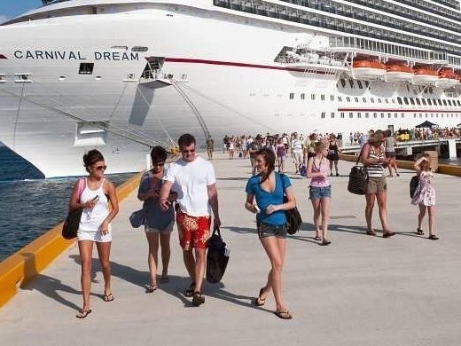 Crucero atracado en el puerto con pasajeros embarcando