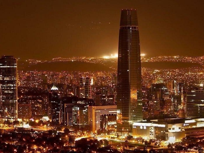 Santiago de Chile de noche con la Gran Torre iluminada